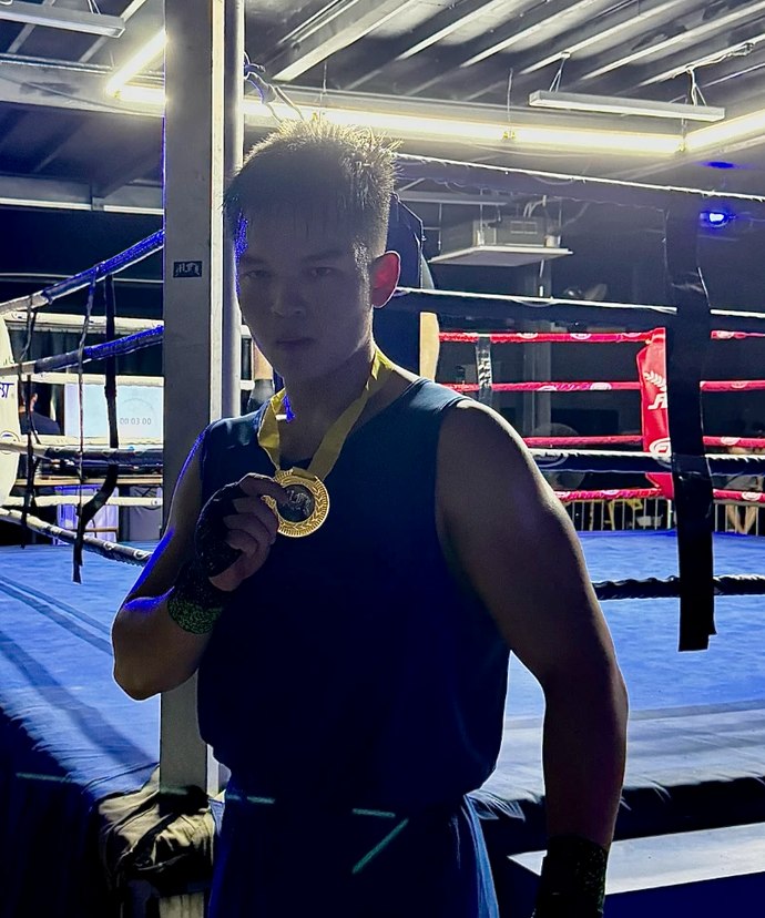 Sin Qun Han ringside with a gold medal